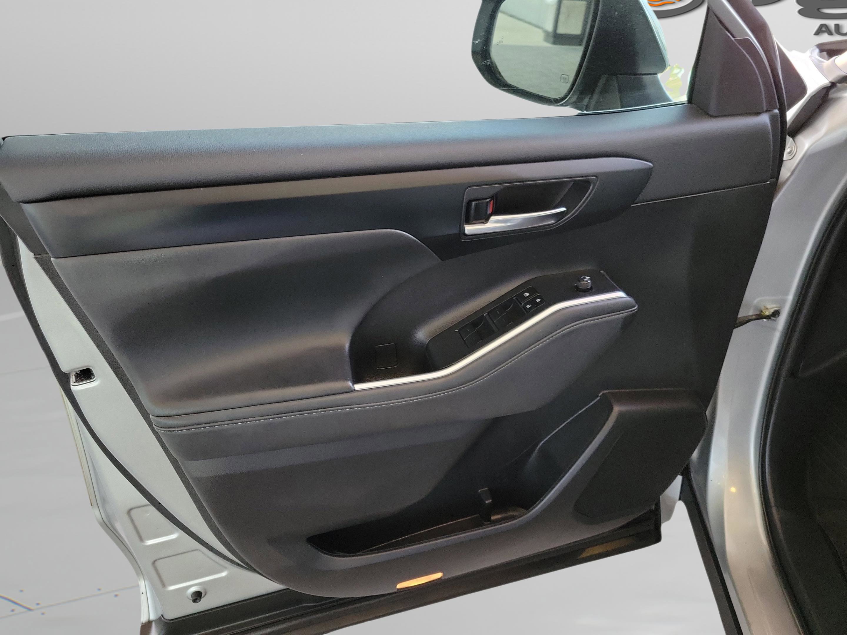 Used 2022 Toyota Highlander XLE image 10