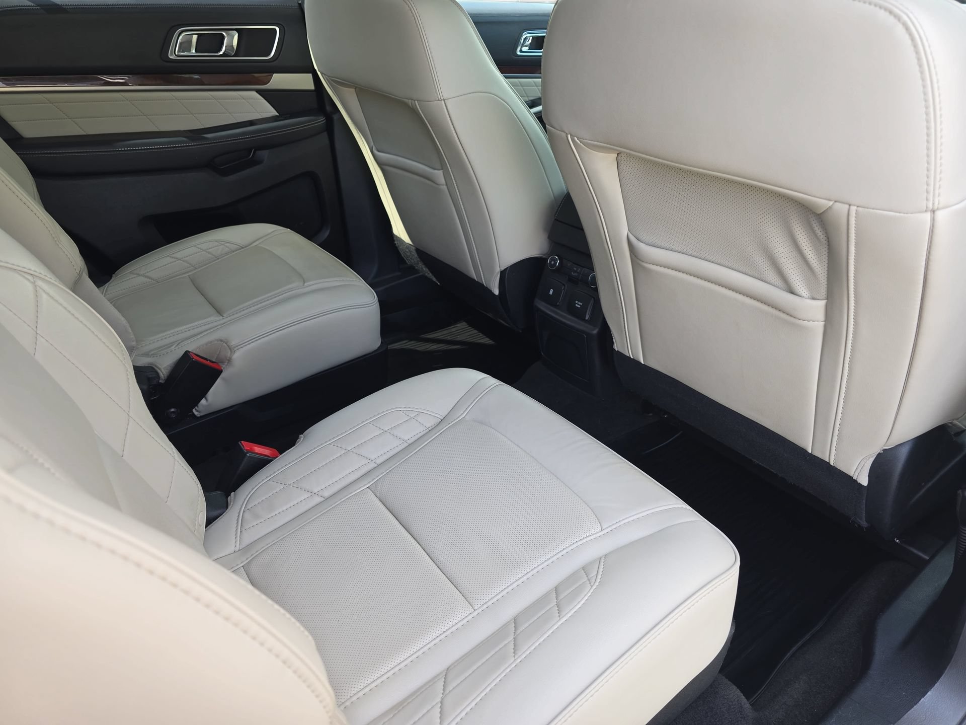 Used 2018 Ford Explorer Platinum AWD/4WD image 11