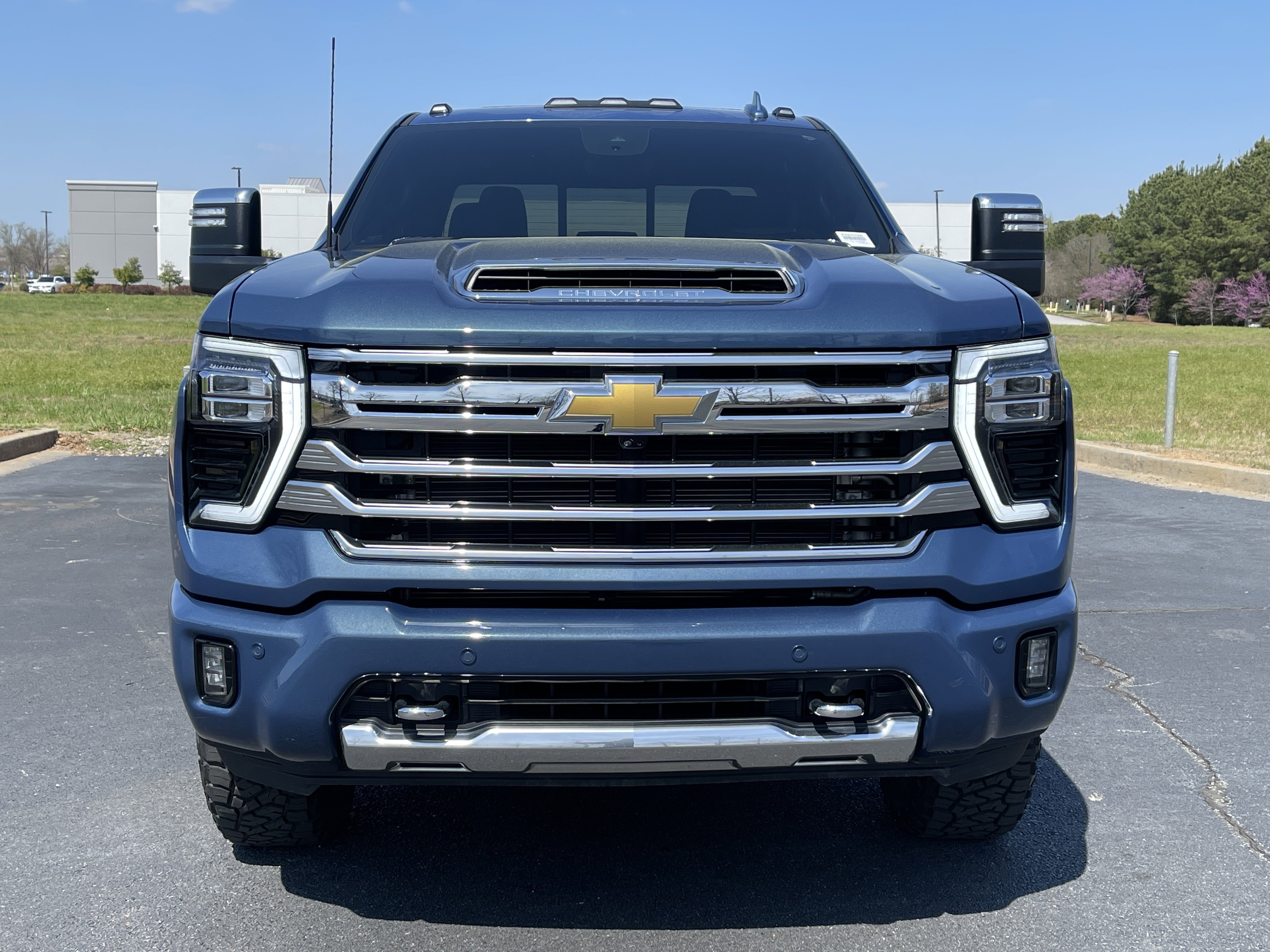 Used 2024 Chevrolet Silverado 2500 High Country w/ High Country Premium Package AWD/4WD image 3