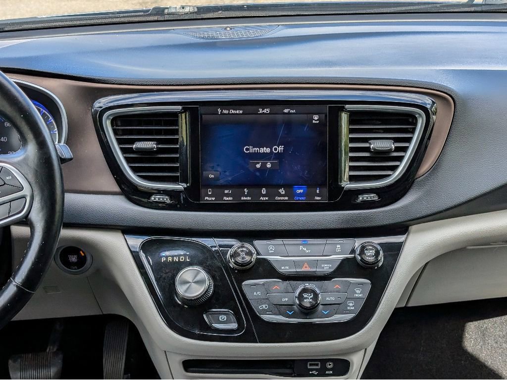 Used 2018 Chrysler Pacifica Touring-L Plus FWD image 19