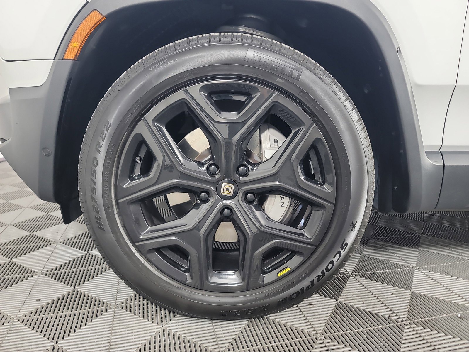 Used 2024 Rivian R1S Adventure AWD/4WD image 9