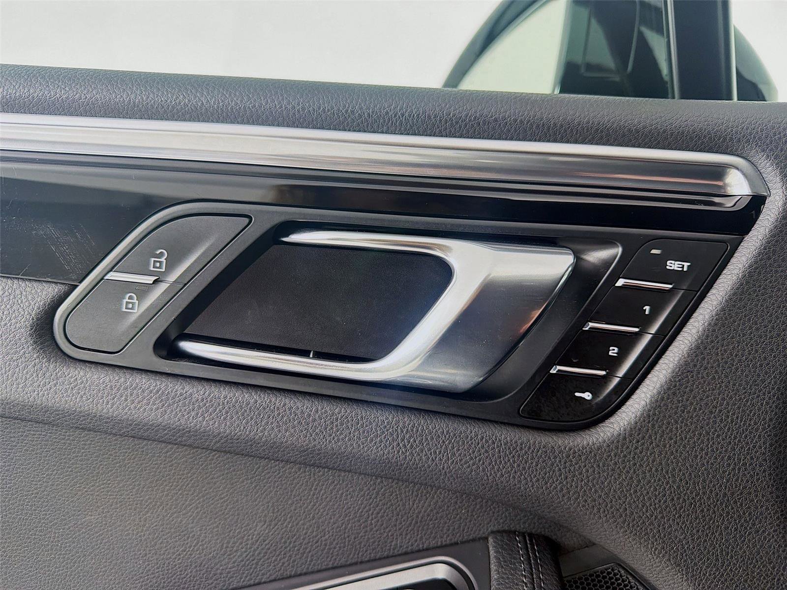 Certified 2023 Porsche Macan AWD/4WD image 7