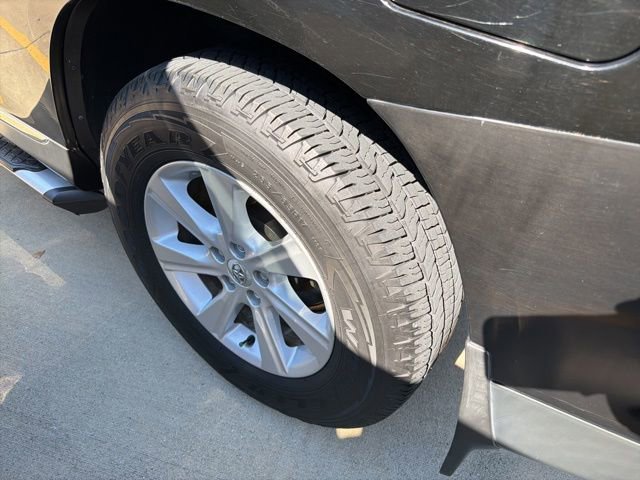 Used 2013 Toyota Highlander SE FWD image 8