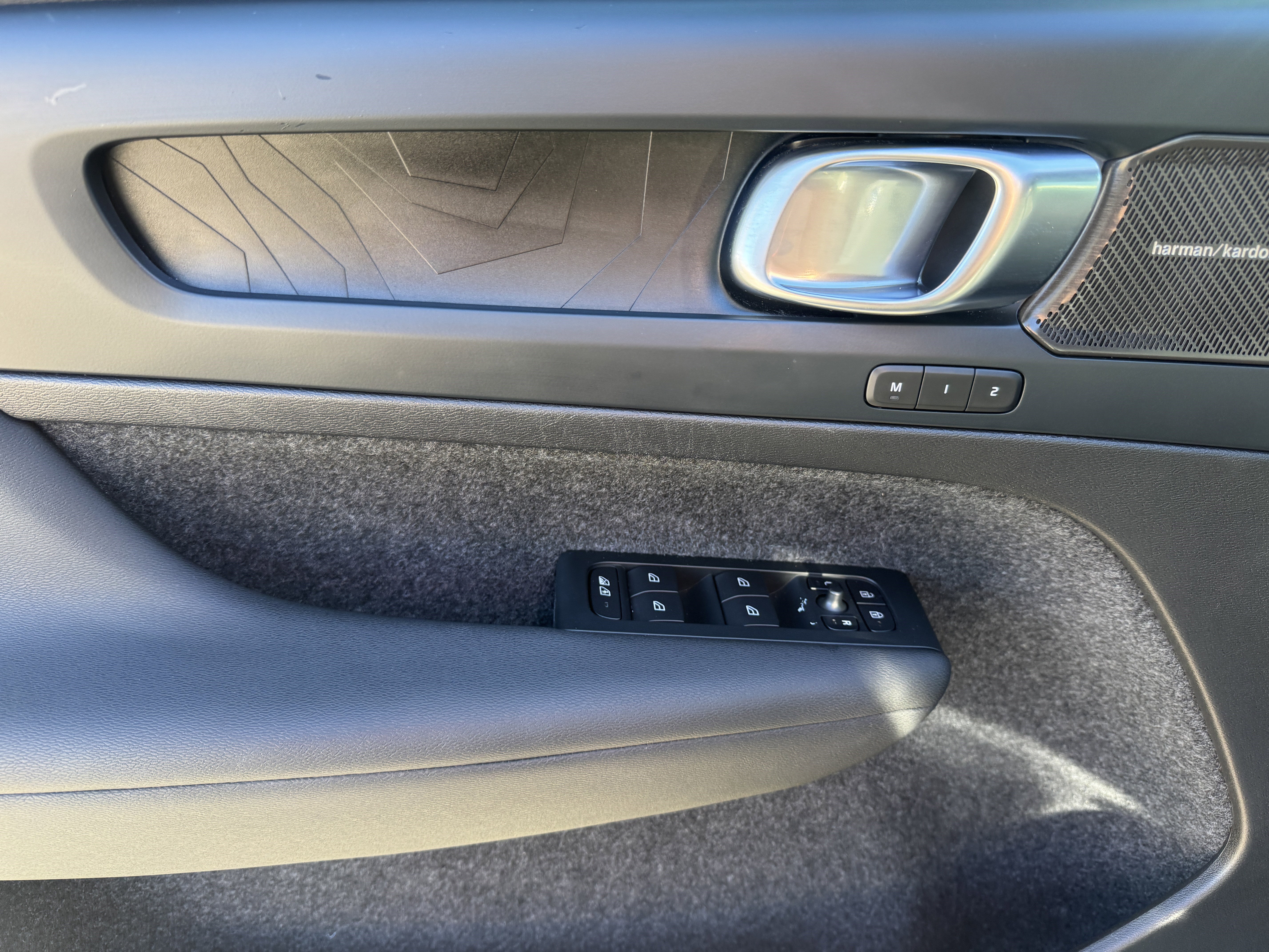 Used 2023 Volvo C40 P8 Recharge Ultimate image 9