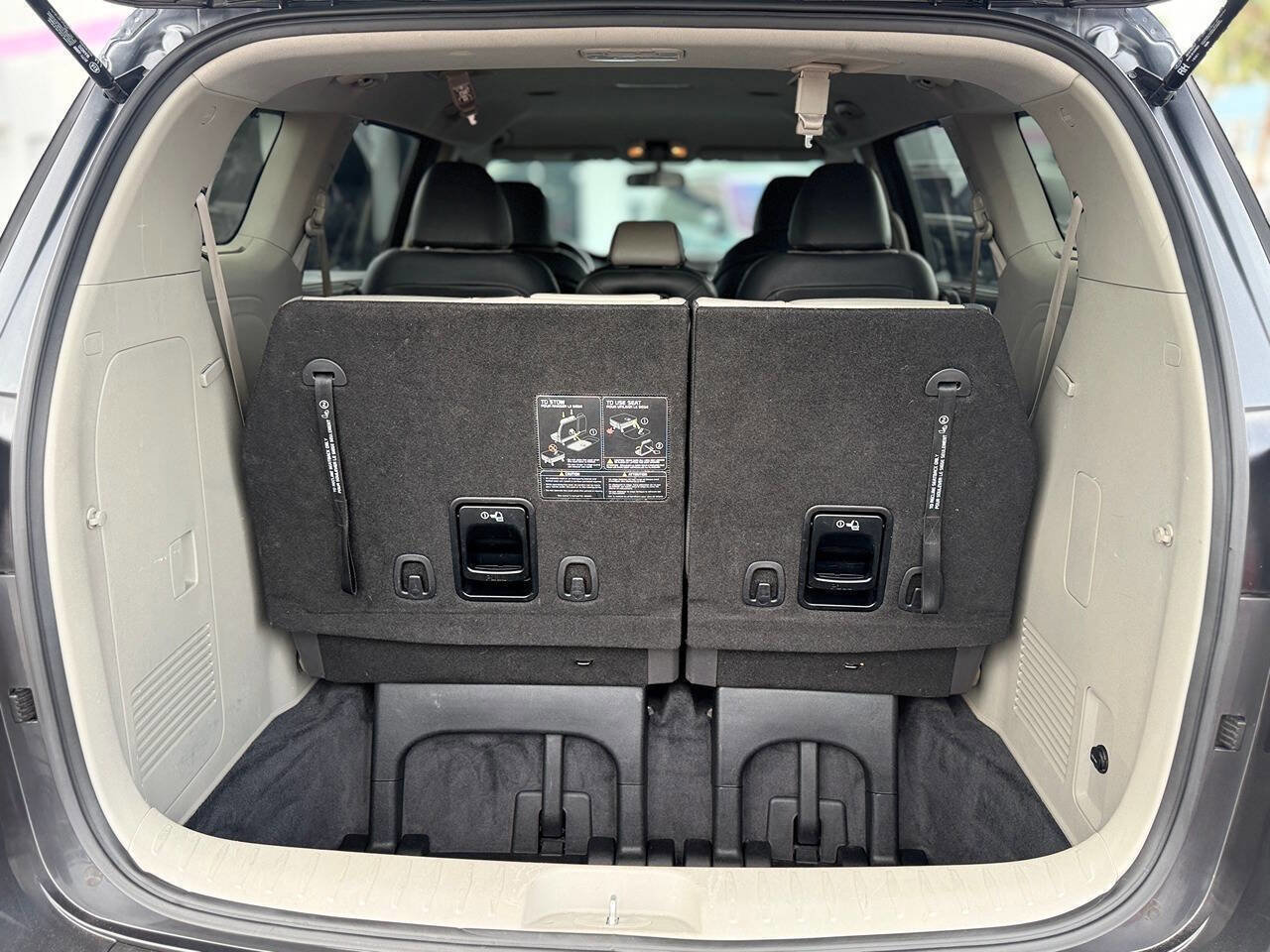 Used 2017 Kia Sedona LX w/ LX Essentials Premium Package FWD image 23