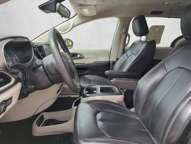 Used 2023 Chrysler Pacifica Touring-L FWD image 16
