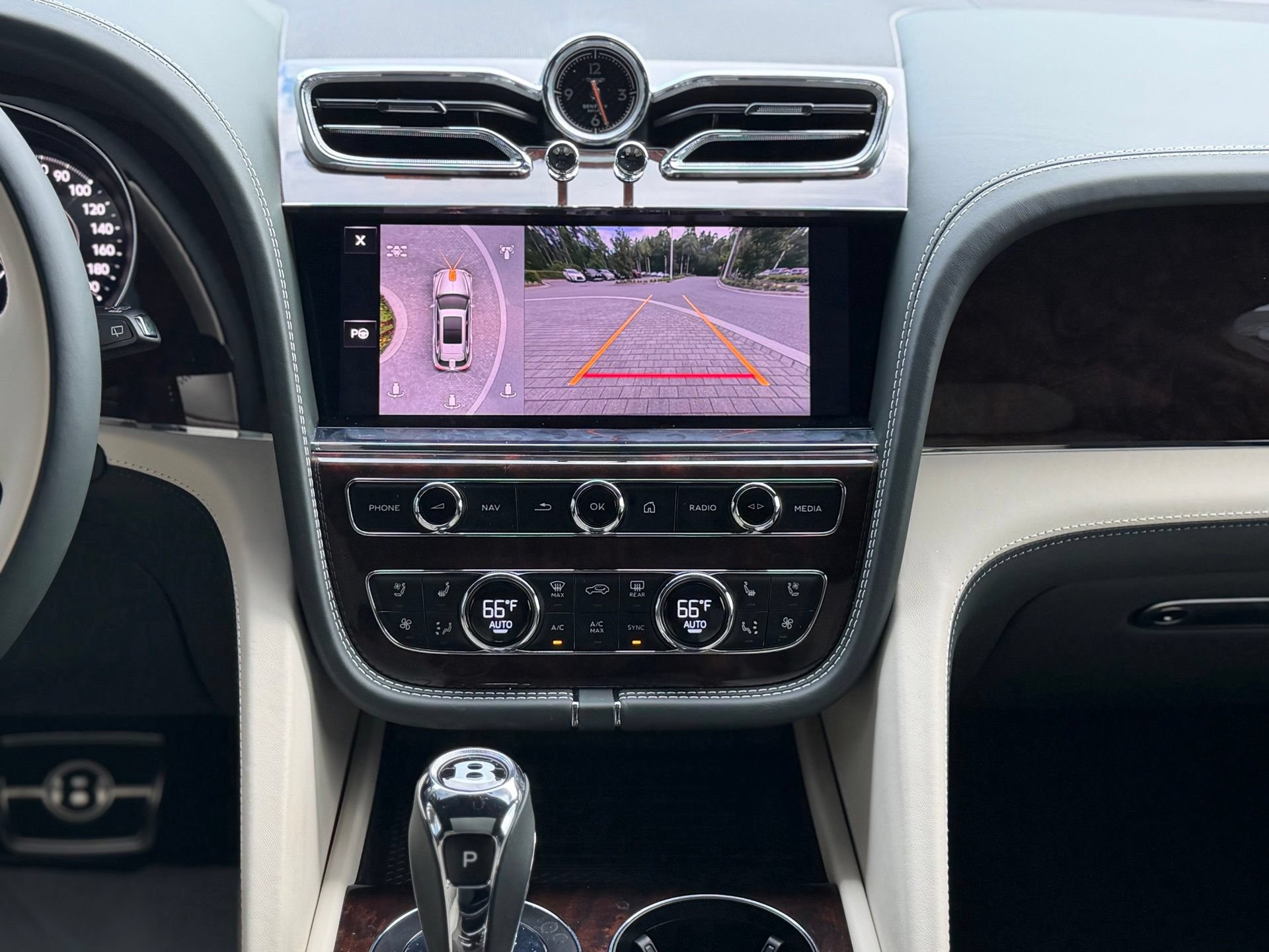Certified 2024 Bentley Bentayga Extended Wheelbase AWD/4WD image 39