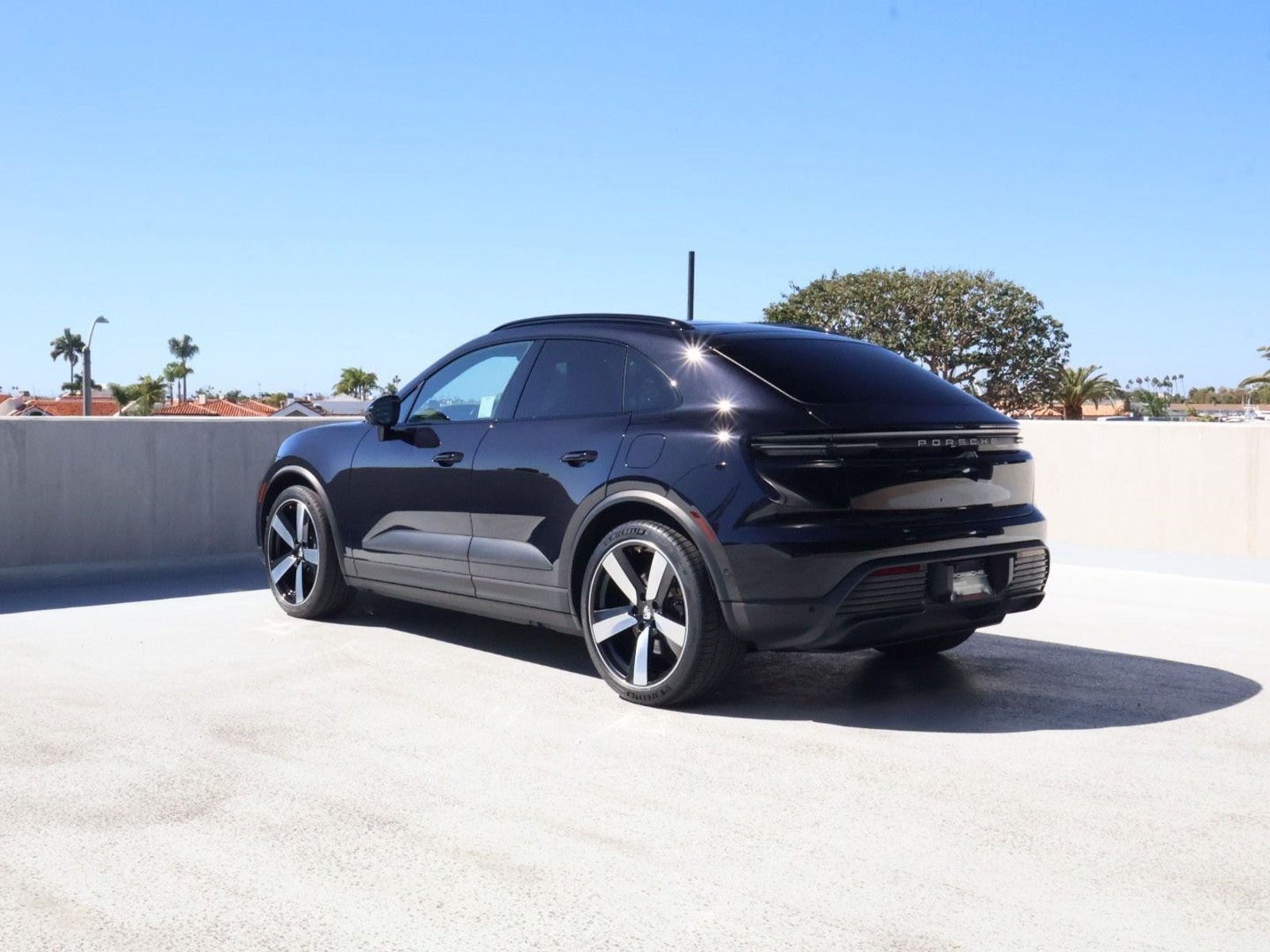 Certified 2024 Porsche Macan 4 Electric AWD/4WD image 3