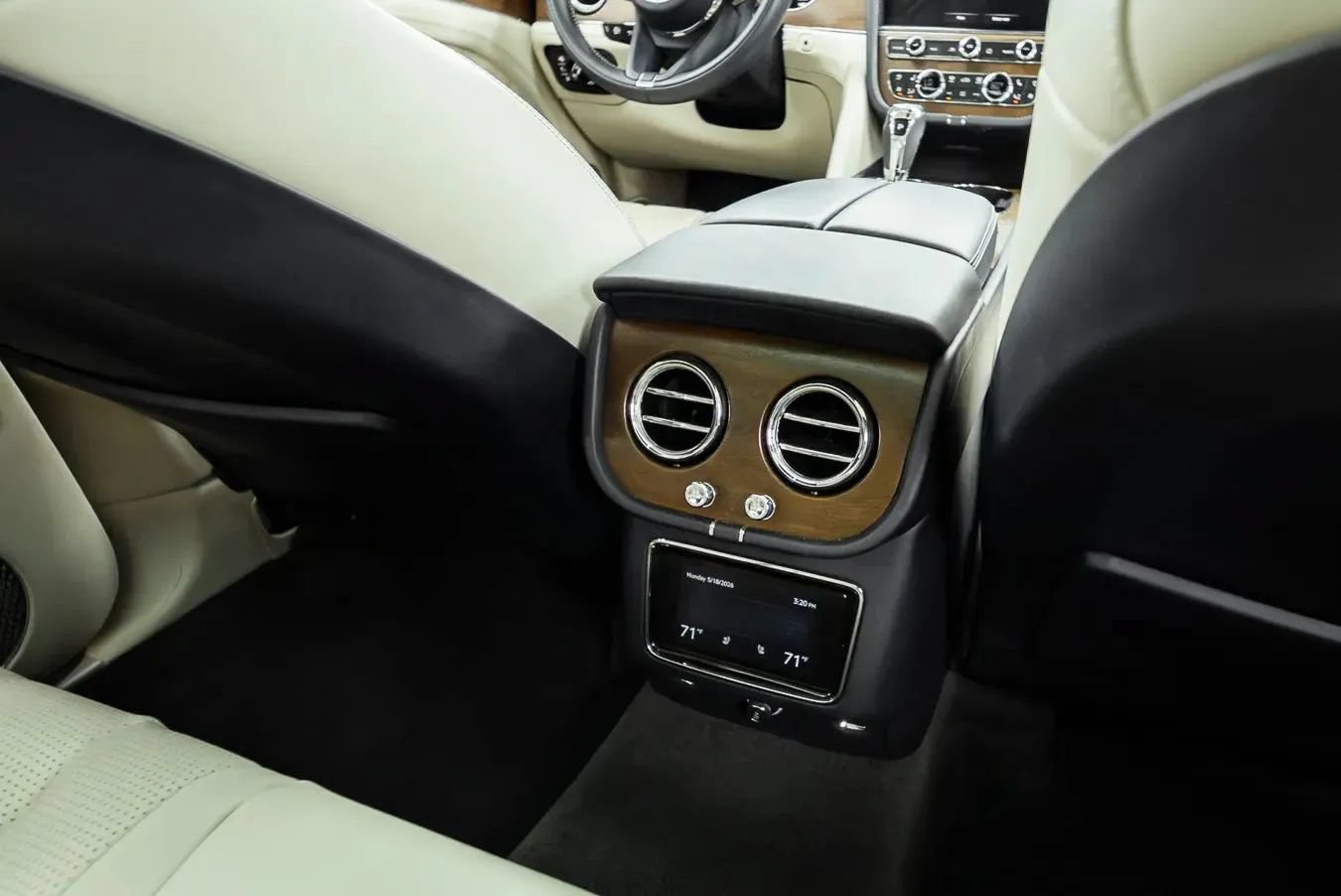 Used 2023 Bentley Bentayga AWD/4WD image 33