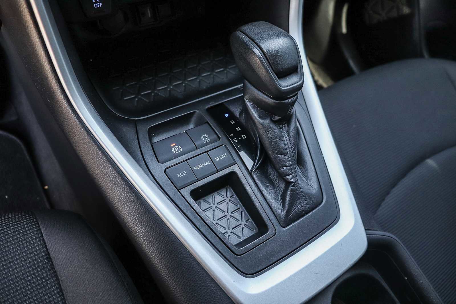 Used 2019 Toyota RAV4 LE image 18