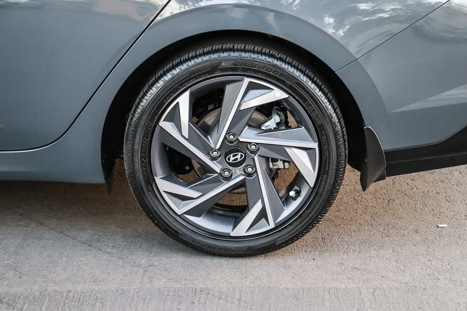 Used 2025 Hyundai Elantra Limited FWD image 12