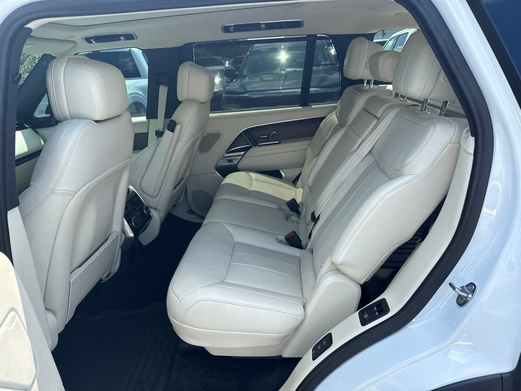 Used 2025 Land Rover Range Rover Long Wheelbase SE AWD/4WD image 10