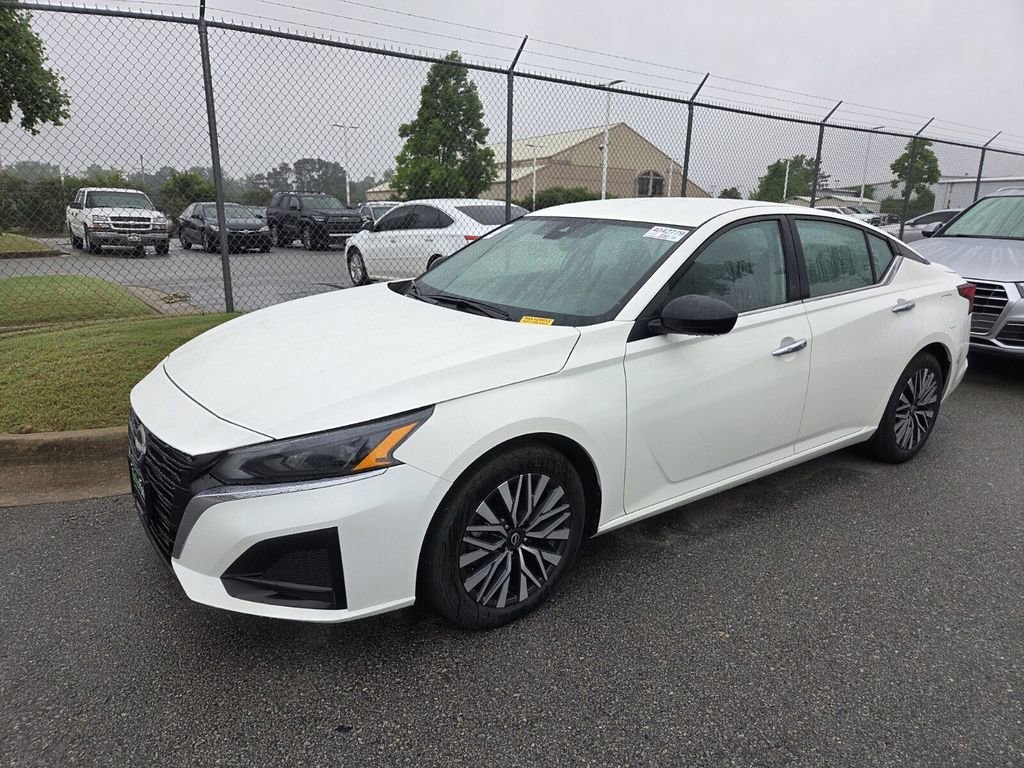 Used 2025 Nissan Altima 2.5 SV FWD image 10