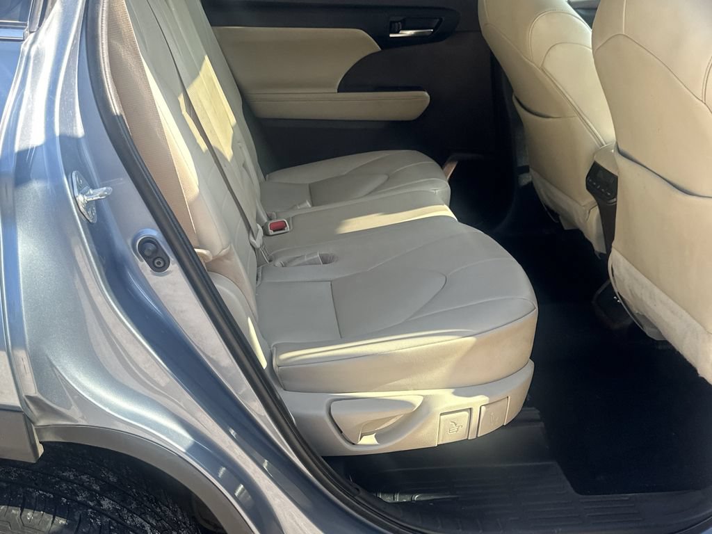 Used 2020 Toyota Highlander XLE AWD/4WD image 15