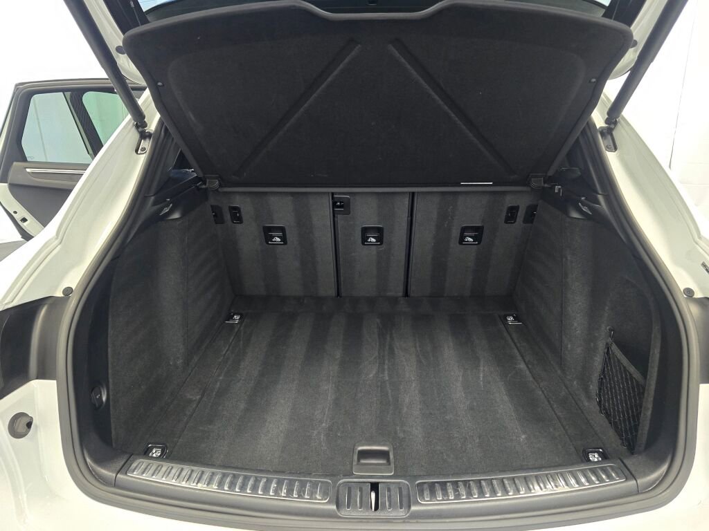 Certified 2024 Porsche Macan image 12