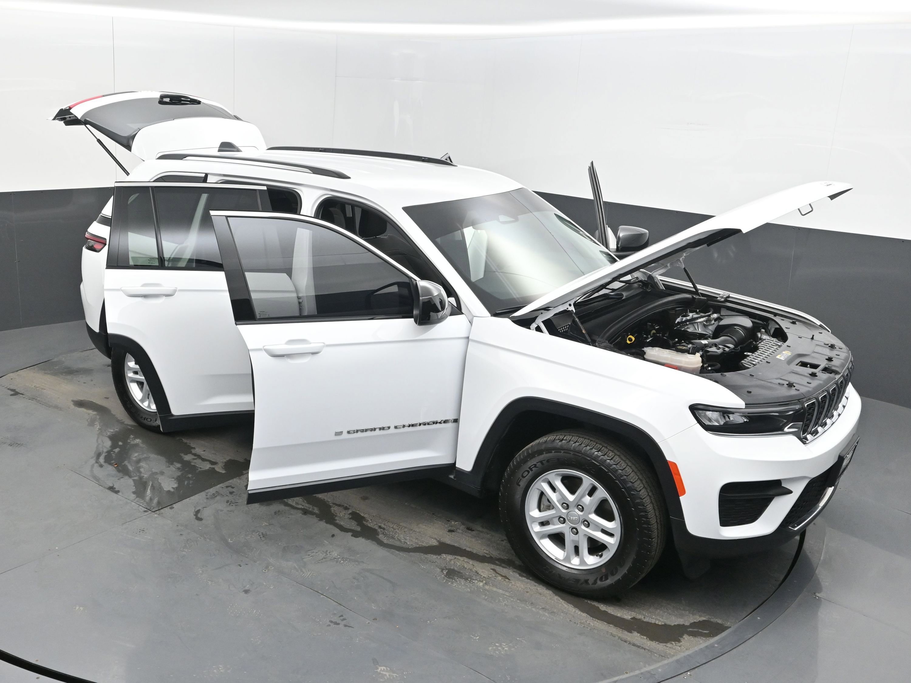 Used 2023 Jeep Grand Cherokee Laredo AWD/4WD image 38