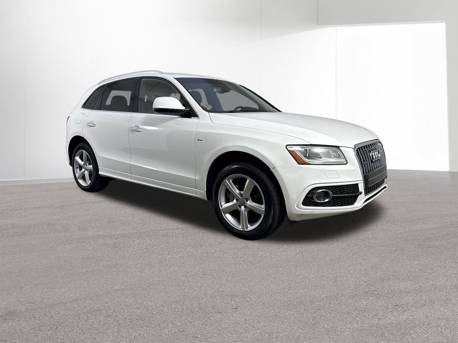 Used 2017 Audi Q5 2.0T Premium Plus w/ Technology Package AWD/4WD image 3
