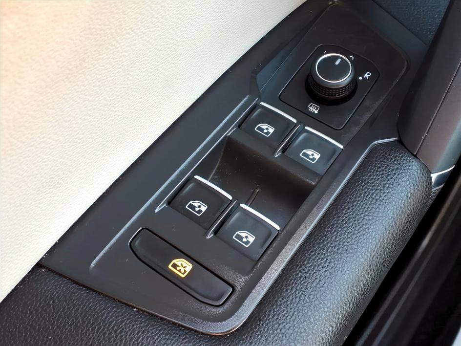 Used 2020 Volkswagen Tiguan SEL image 16