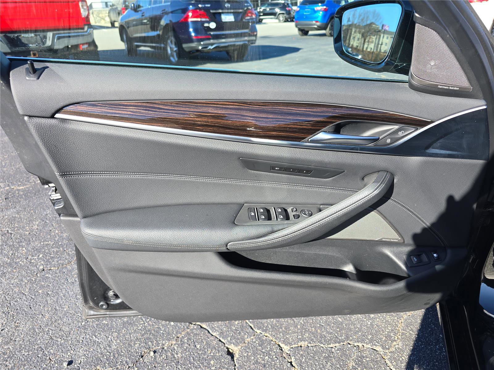 Used 2023 BMW 530e xDrive w/ Premium Package image 18