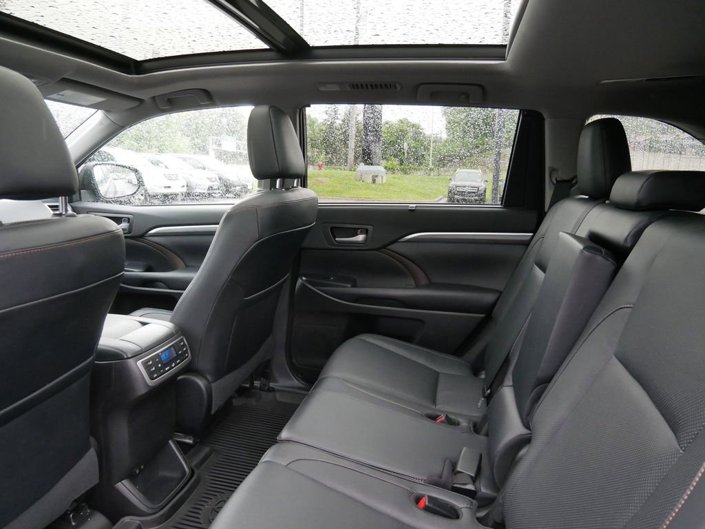 Used 2019 Toyota Highlander Limited Platinum AWD/4WD image 11