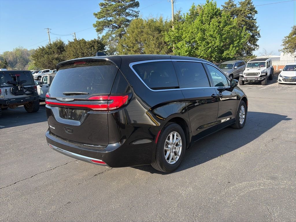 Used 2024 Chrysler Pacifica Touring-L image 7