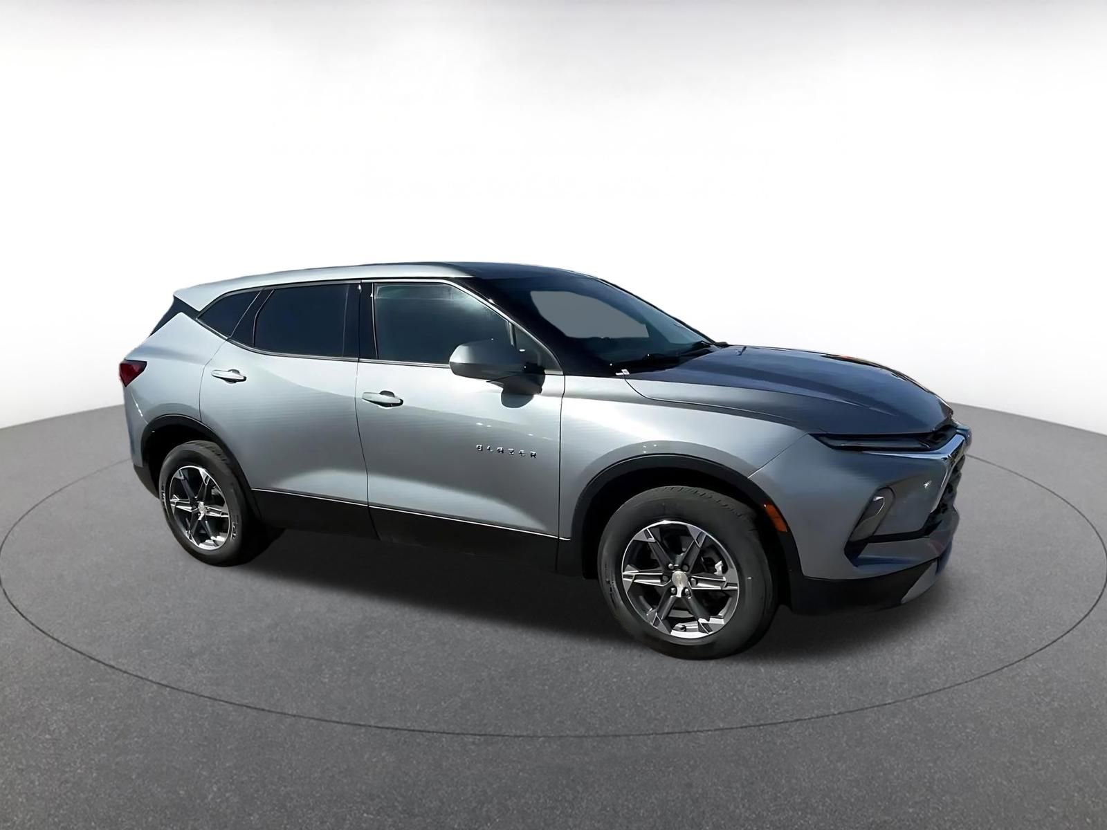 Used 2025 Chevrolet Blazer LT image 2