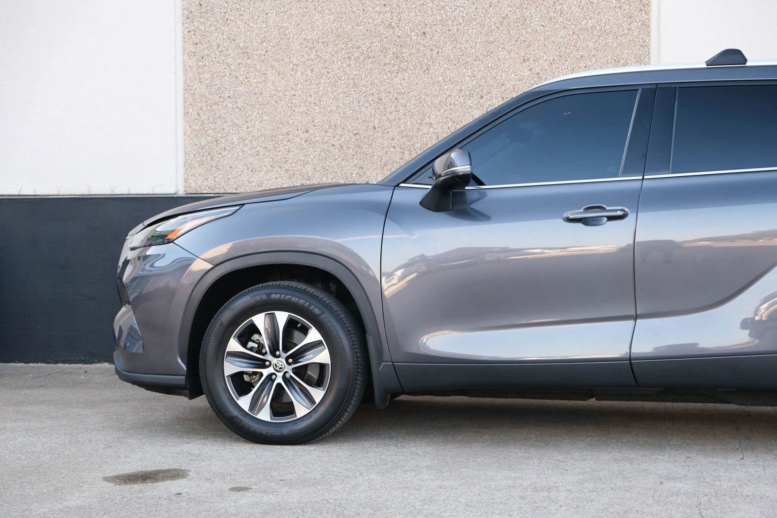 Used 2022 Toyota Highlander XLE image 7