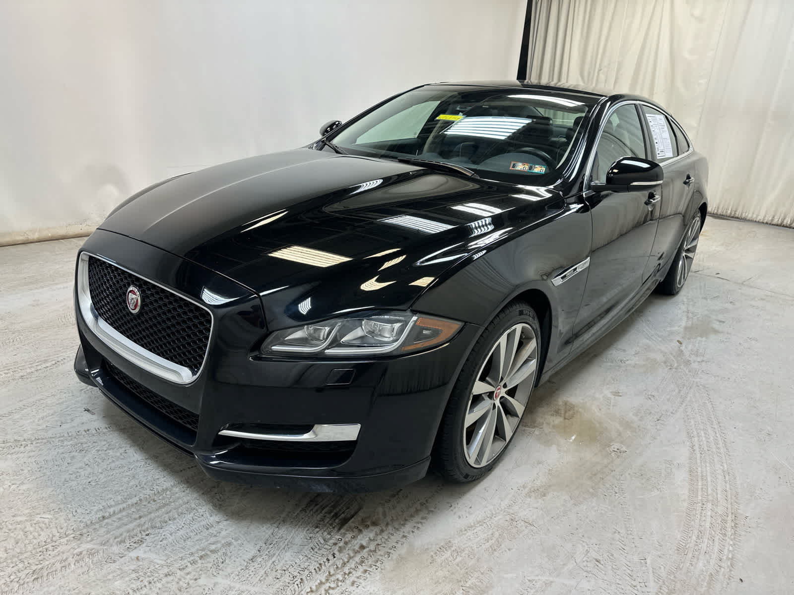 Used 2017 Jaguar XJ R-Sport AWD/4WD image 10