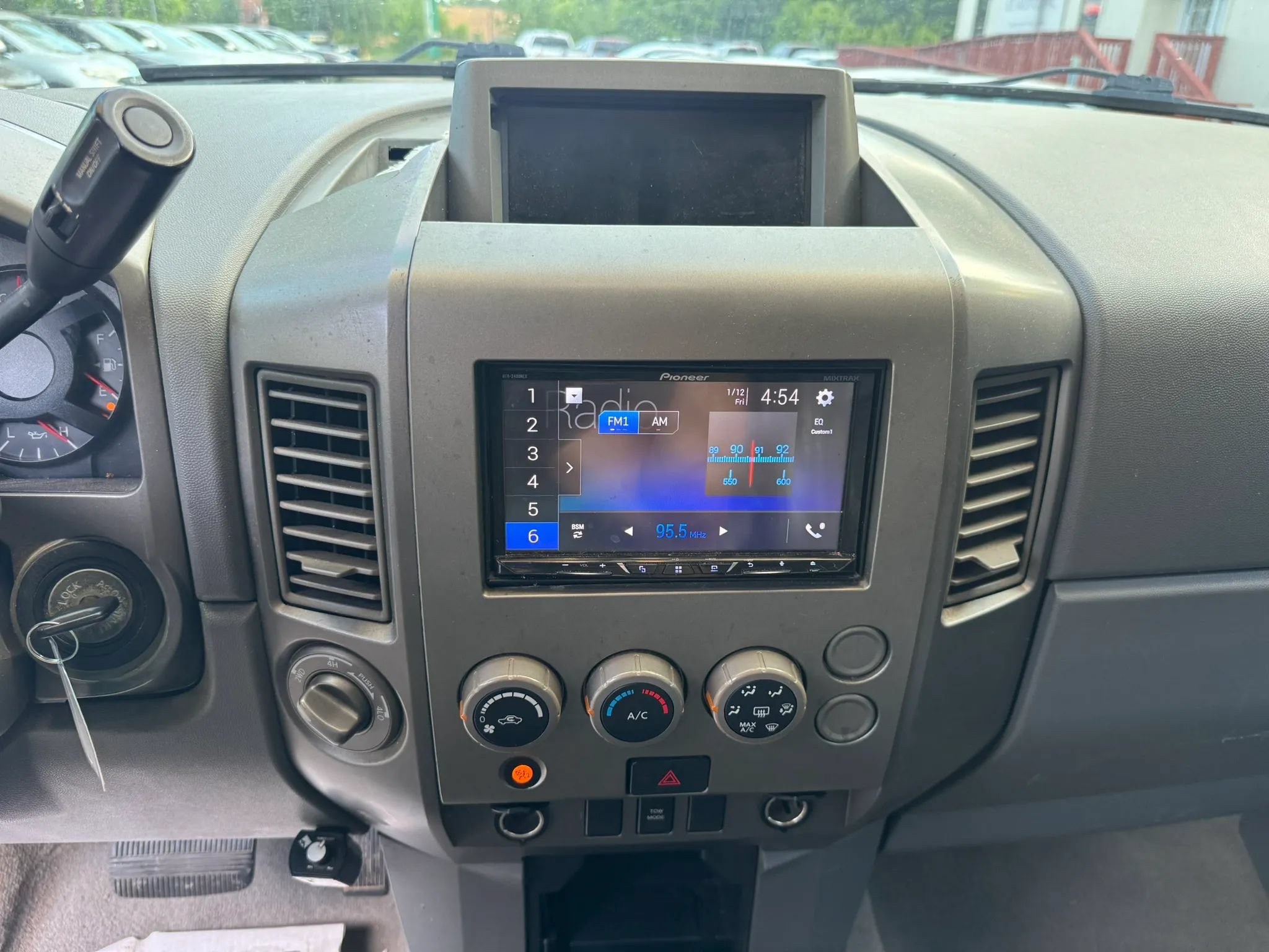 Used 2005 Nissan Titan LE AWD/4WD image 15