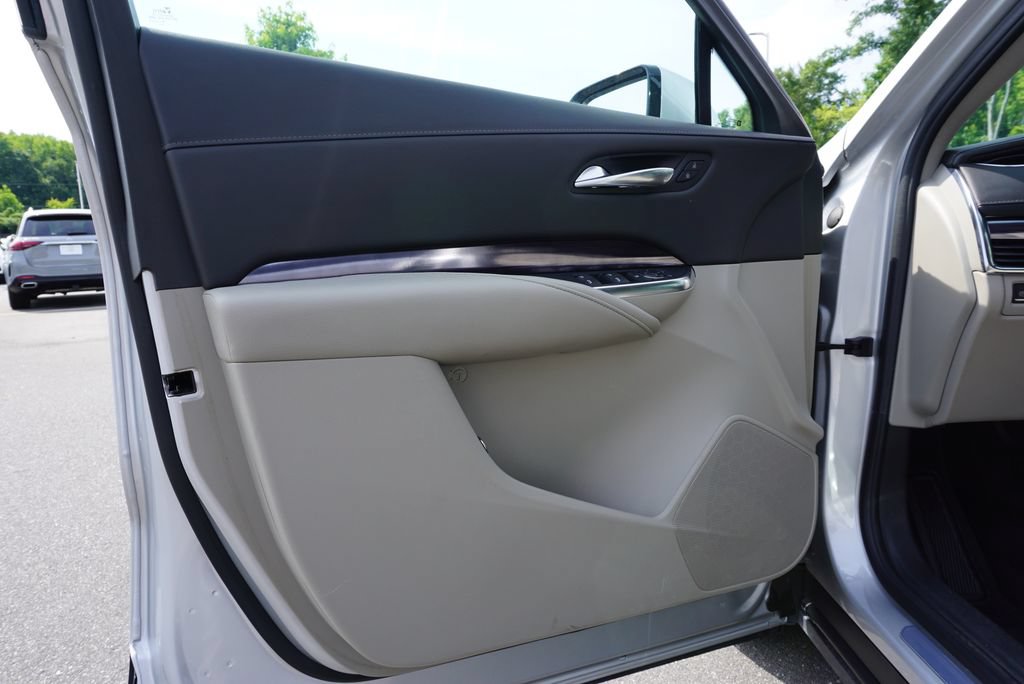 Used 2022 Cadillac XT4 Luxury w/ Cold Weather Package FWD image 18