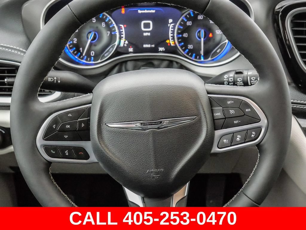 Used 2024 Chrysler Pacifica Touring-L AWD/4WD image 46