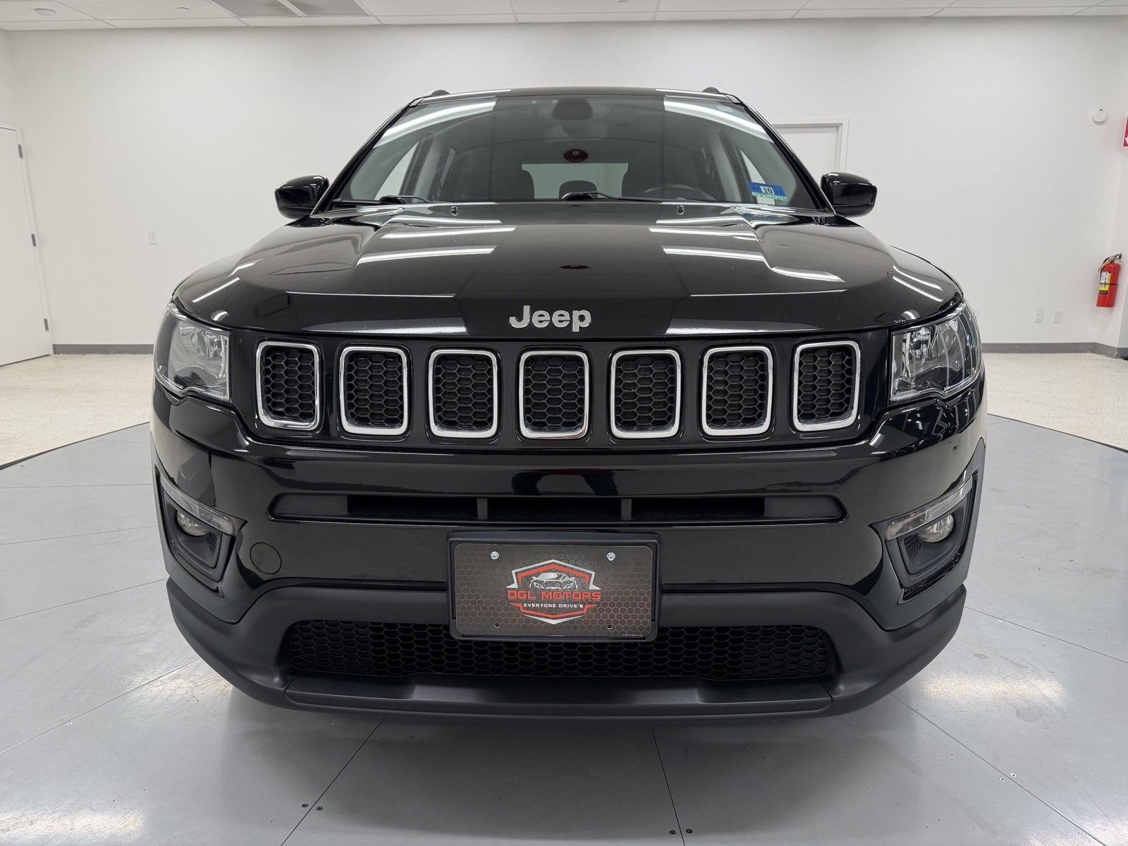 Used 2018 Jeep Compass Latitude image 2