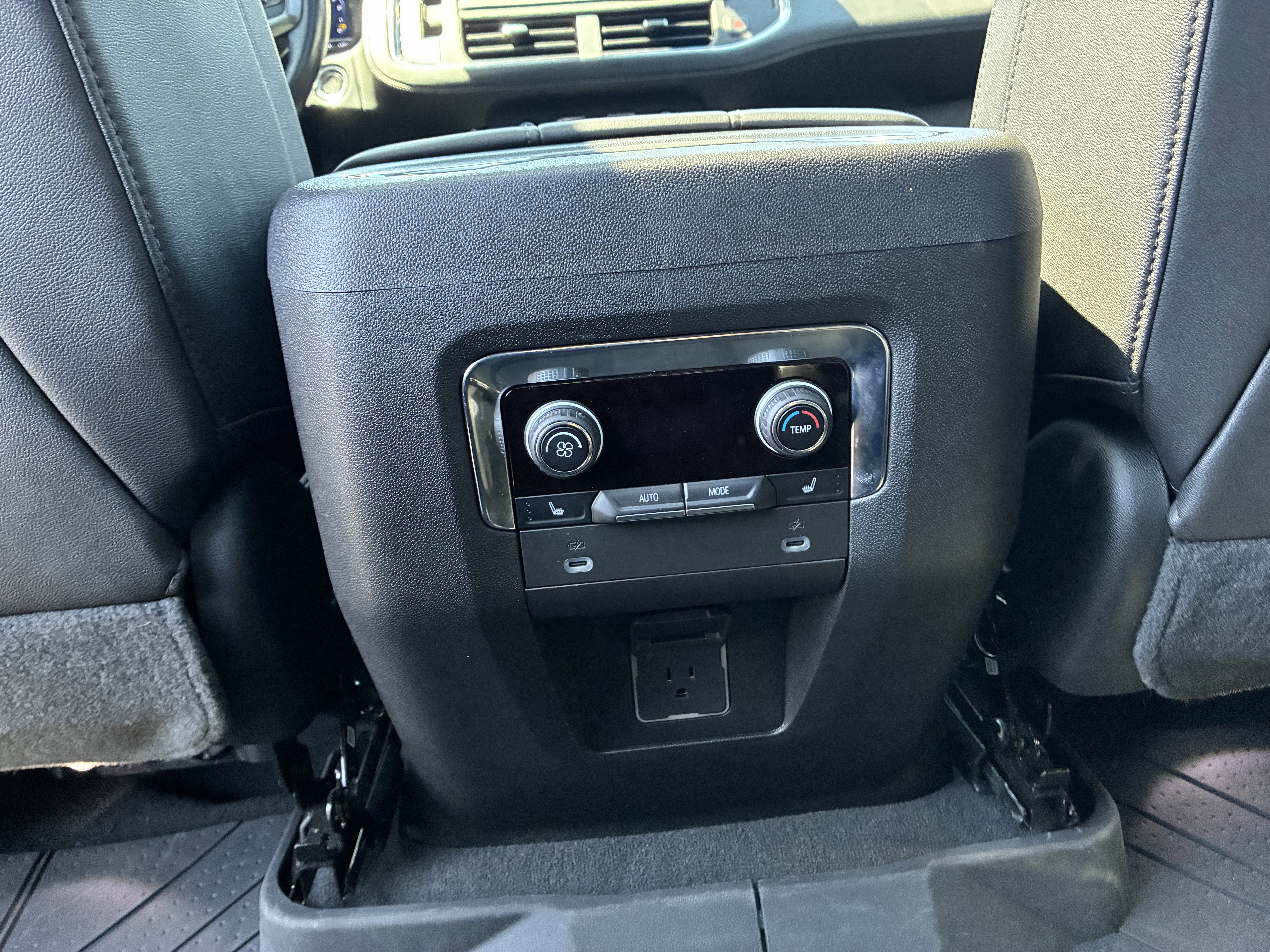 Used 2022 Chevrolet Tahoe LT w/ Luxury Package image 17