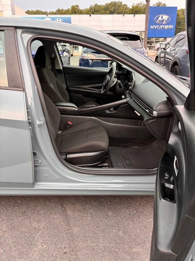 Used 2022 Hyundai Elantra SEL FWD image 16