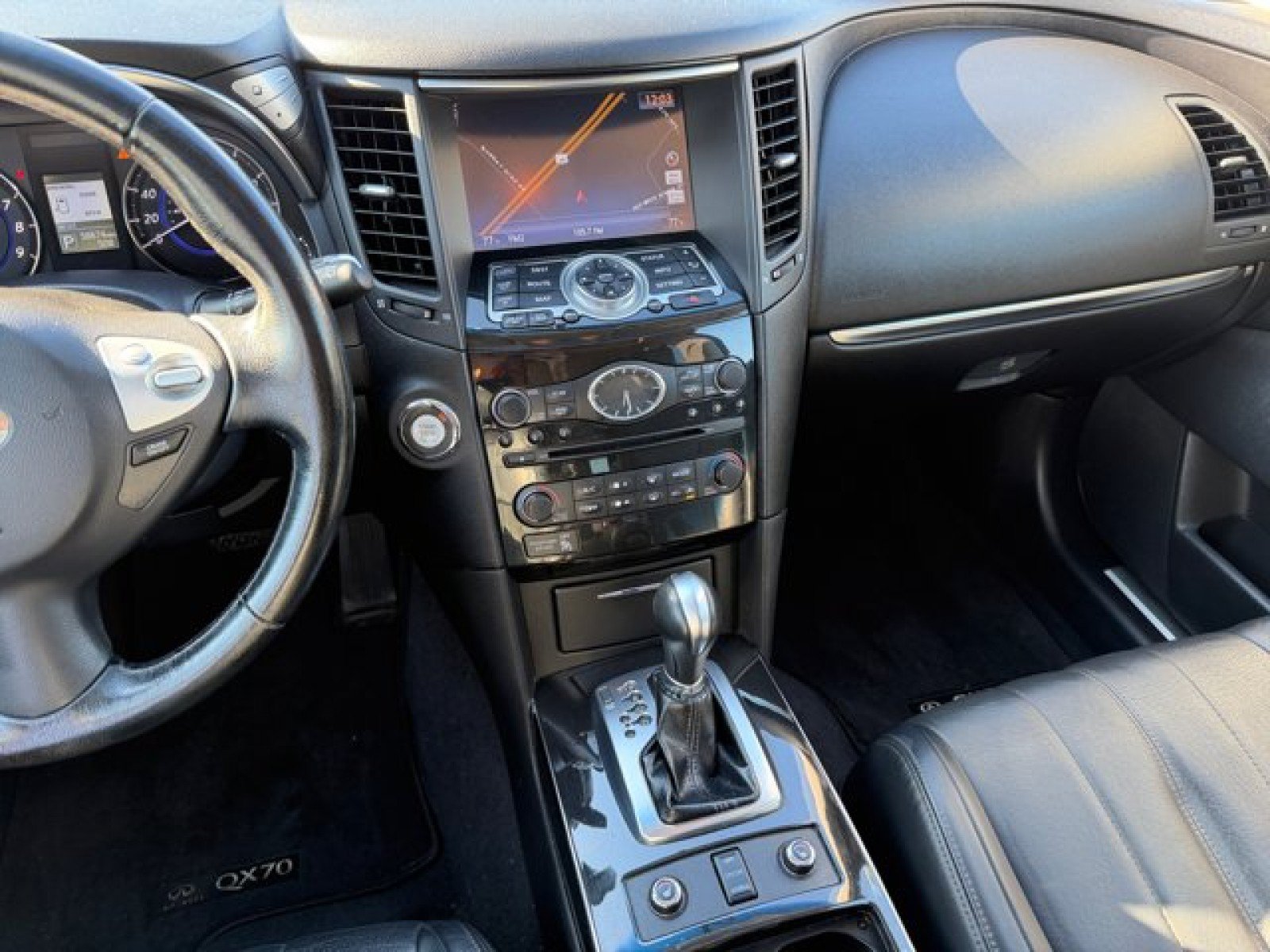 Used 2017 INFINITI QX70 AWD w/ Premium Package image 14