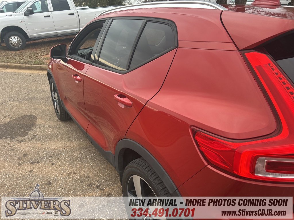 Used 2019 Volvo XC40 T4 Momentum image 6