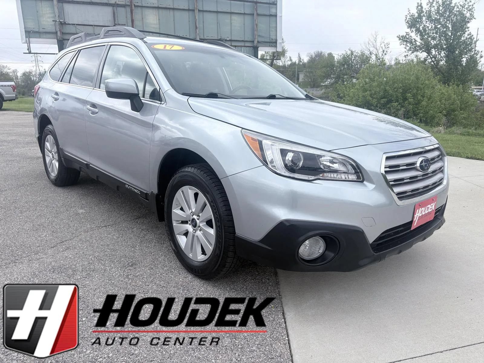 Used 2017 Subaru Outback 2.5i Premium AWD/4WD image 1