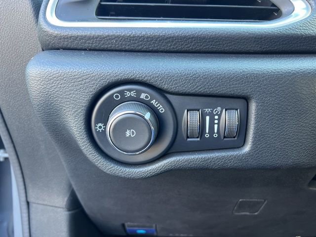 Used 2025 Chrysler Pacifica Limited image 10