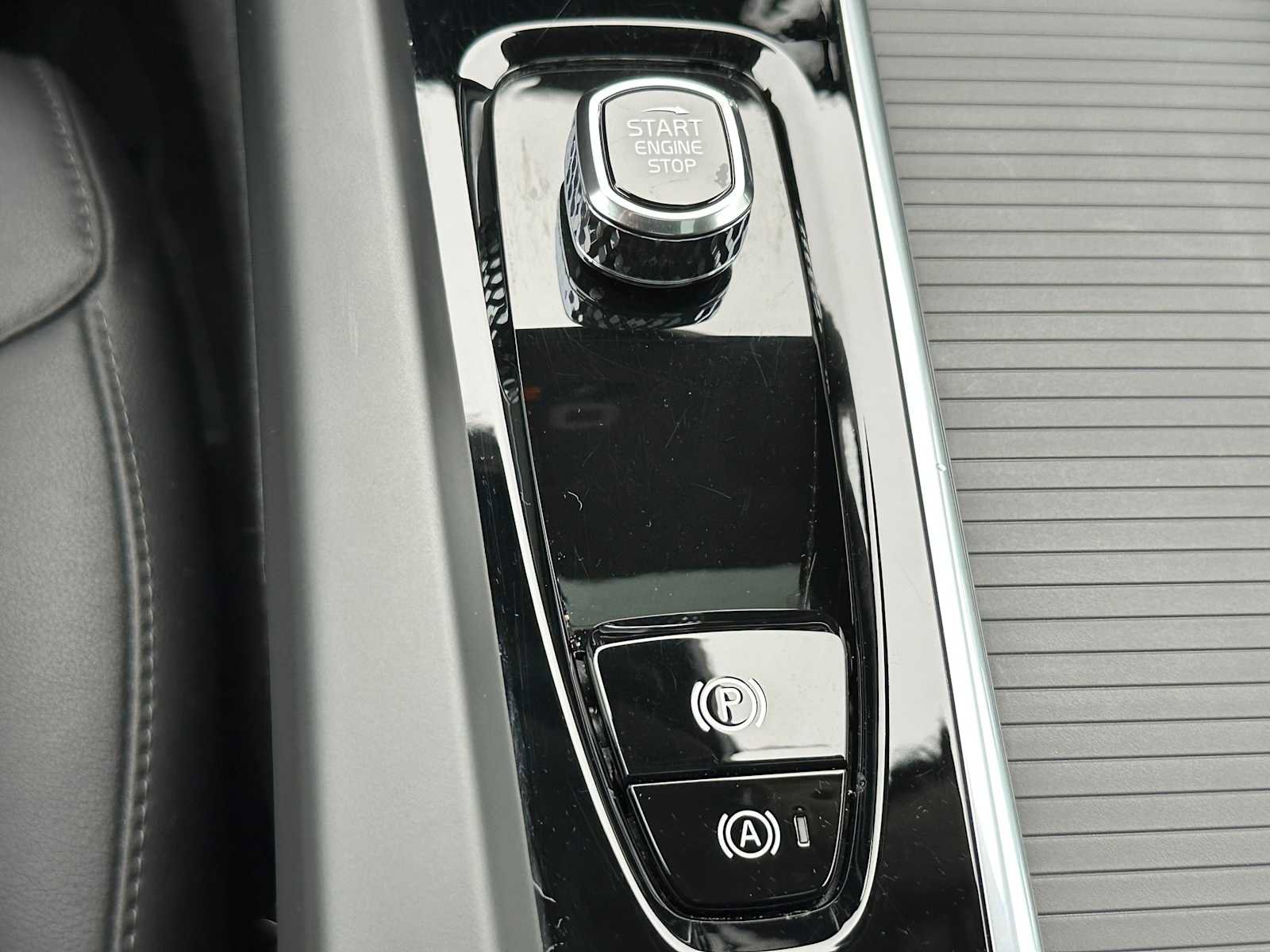 Used 2025 Volvo XC60 B5 Core w/ Protection Package Premier image 31