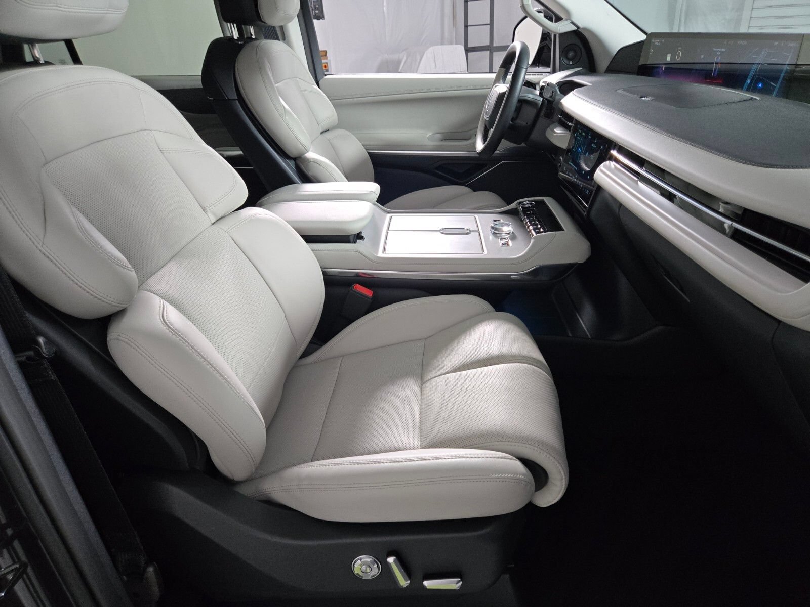 New 2026 Lincoln Navigator L Reserve w/ Jet Appearance Package AWD/4WD image 21