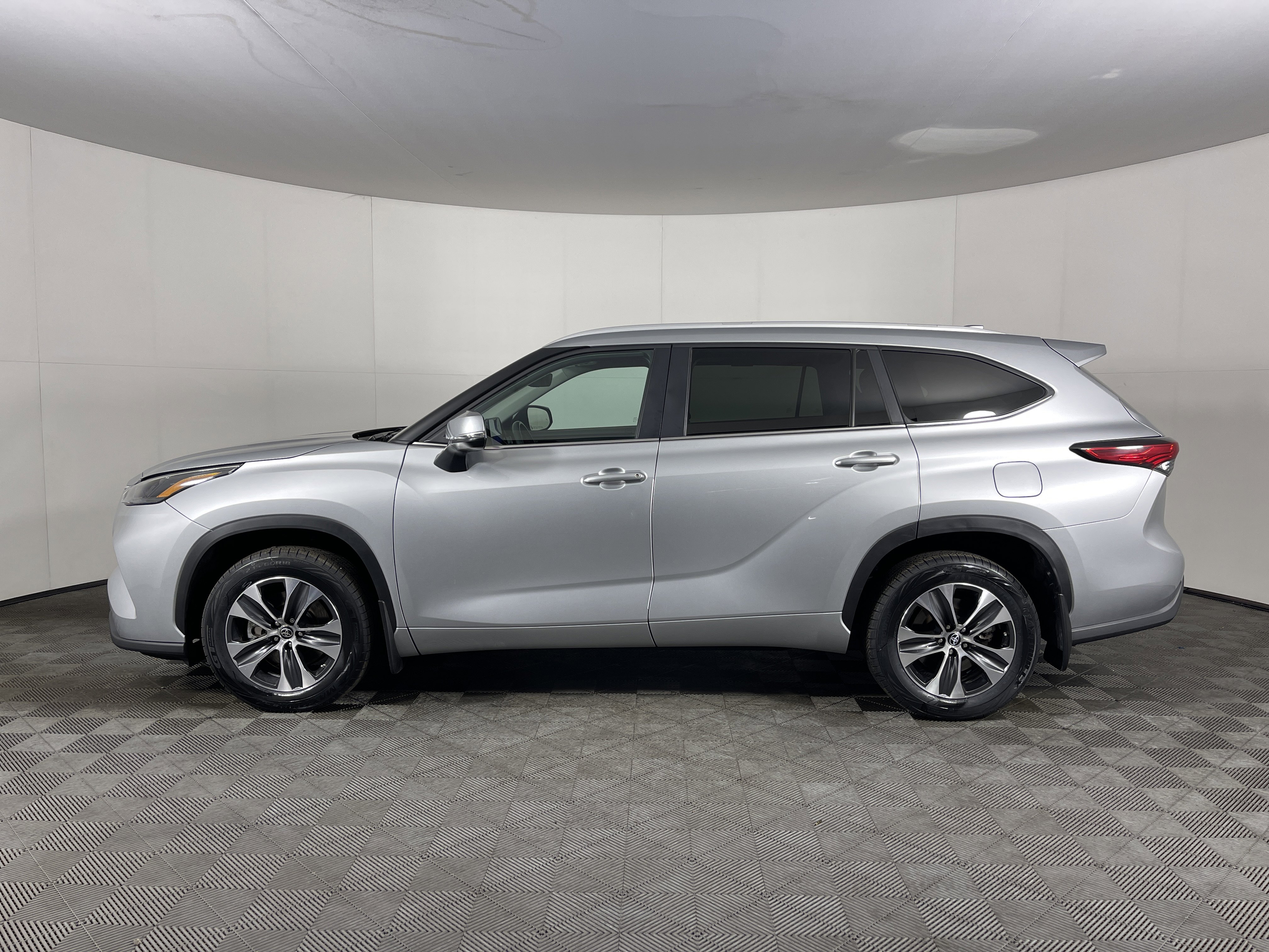 Used 2023 Toyota Highlander XLE image 3