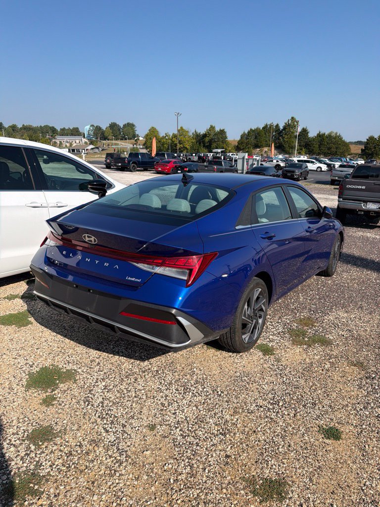 Used 2025 Hyundai Elantra Limited FWD image 3