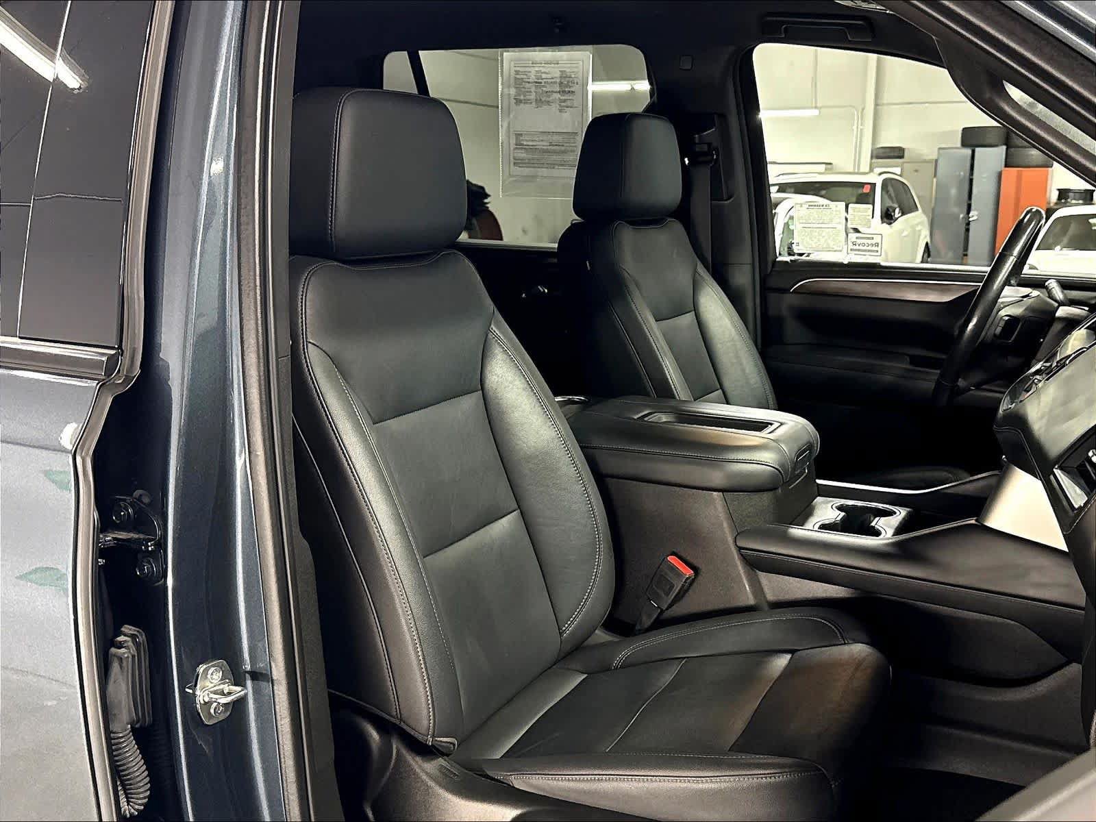 Used 2021 Chevrolet Tahoe Z71 w/ Luxury Package AWD/4WD image 11