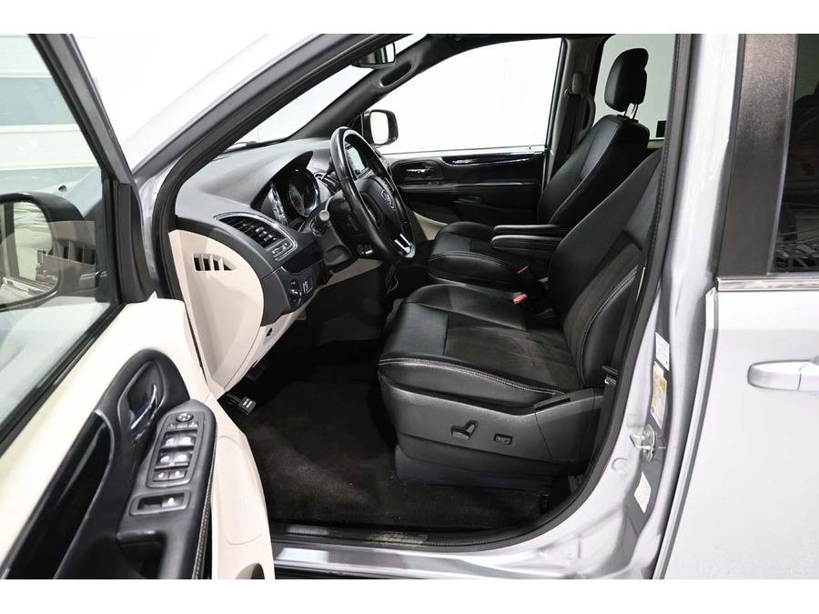 Used 2019 Dodge Grand Caravan SXT image 12