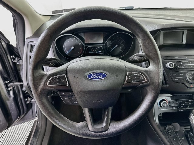 Used 2018 Ford Focus SE w/ SE Appearance Package FWD image 14
