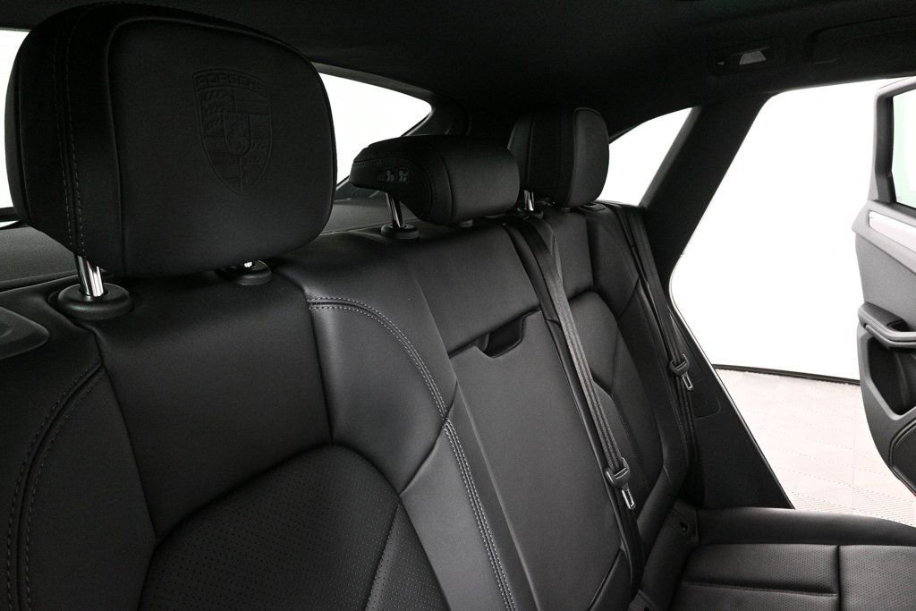 Certified 2026 Porsche Macan AWD/4WD image 23