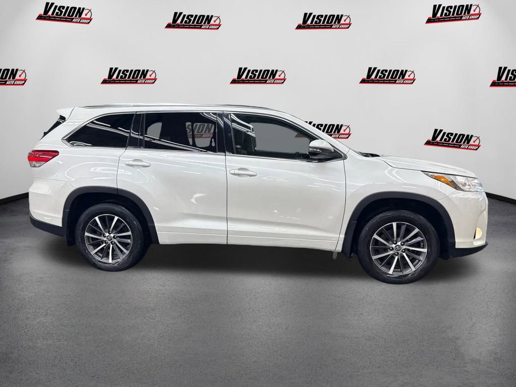 Used 2017 Toyota Highlander XLE w/ Carpet Mat Package image 4