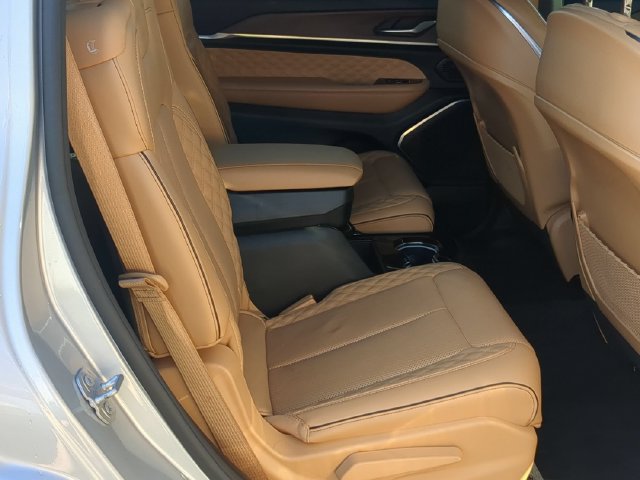Used 2022 Jeep Grand Cherokee L Summit w/ Luxury Tech Group V AWD/4WD image 19