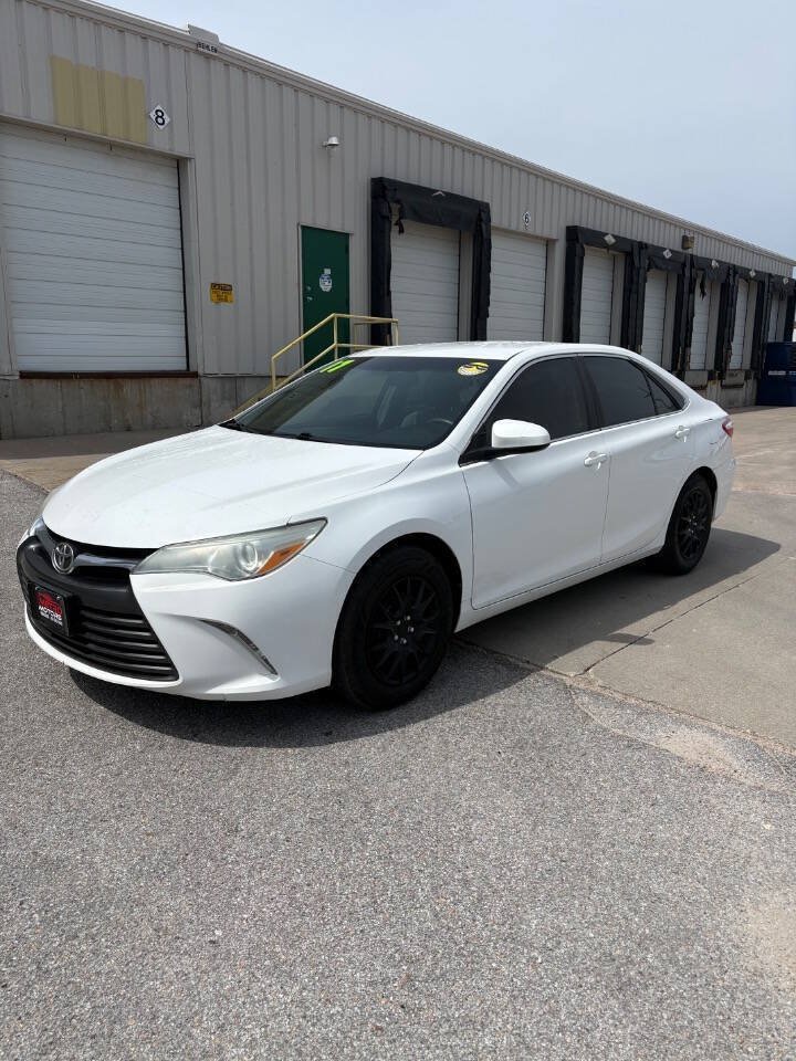 Used 2017 Toyota Camry LE FWD image 3