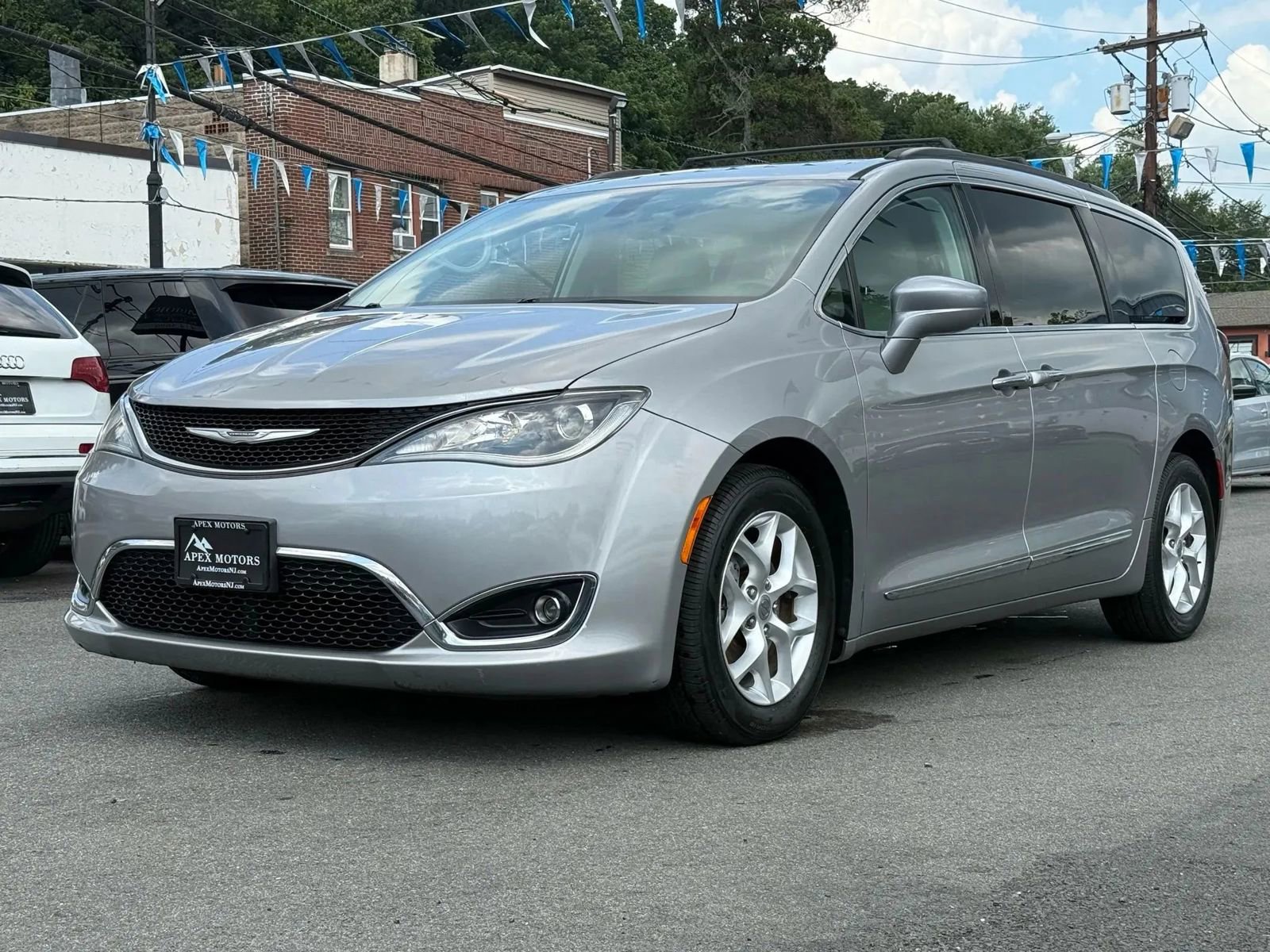 Used 2017 Chrysler Pacifica Touring-L w/ Tire & Wheel Group image 1